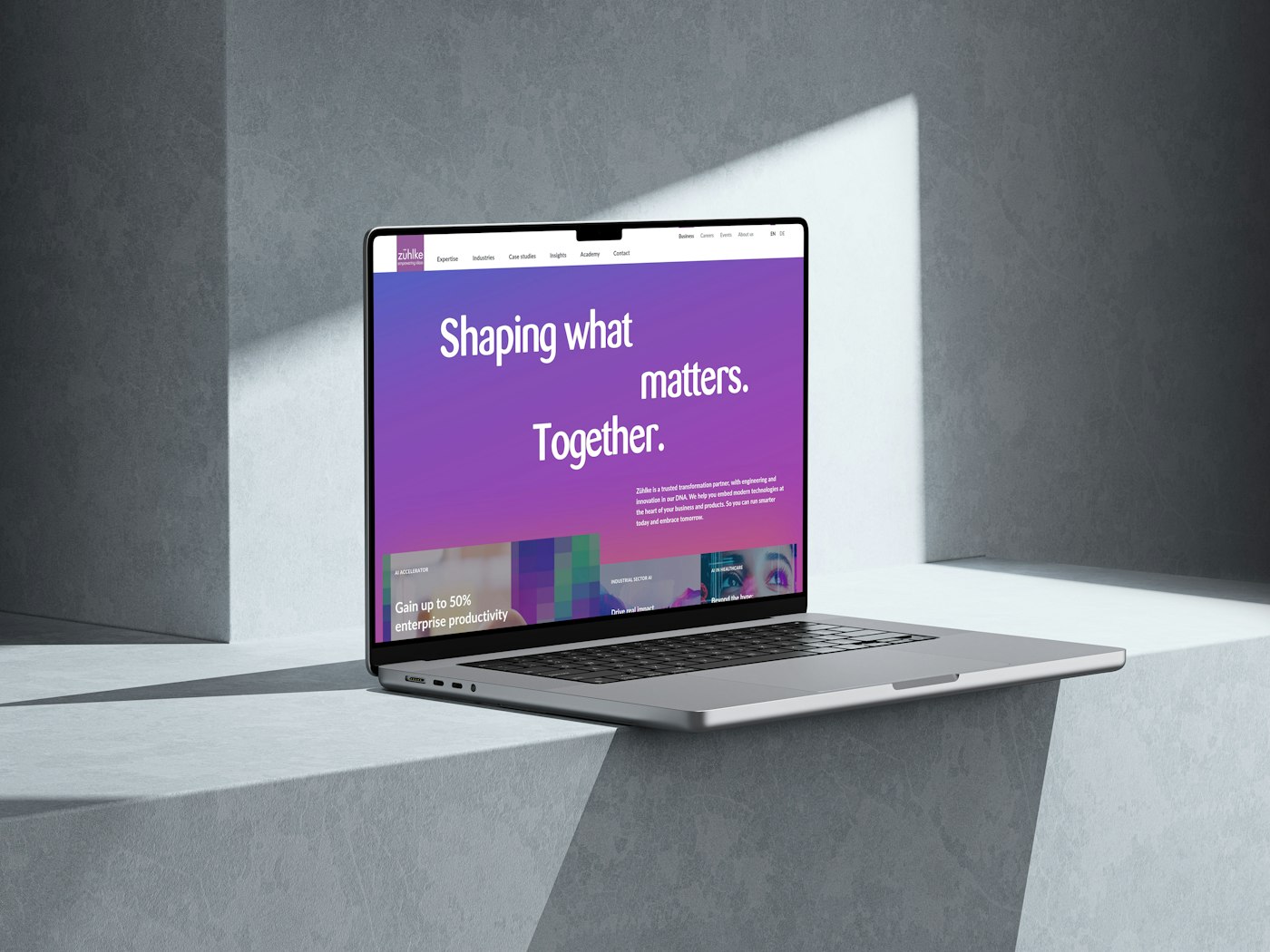 Ein Laptop mit der Zühlke-Website: Gestalten, was zählt. Gemeinsam.